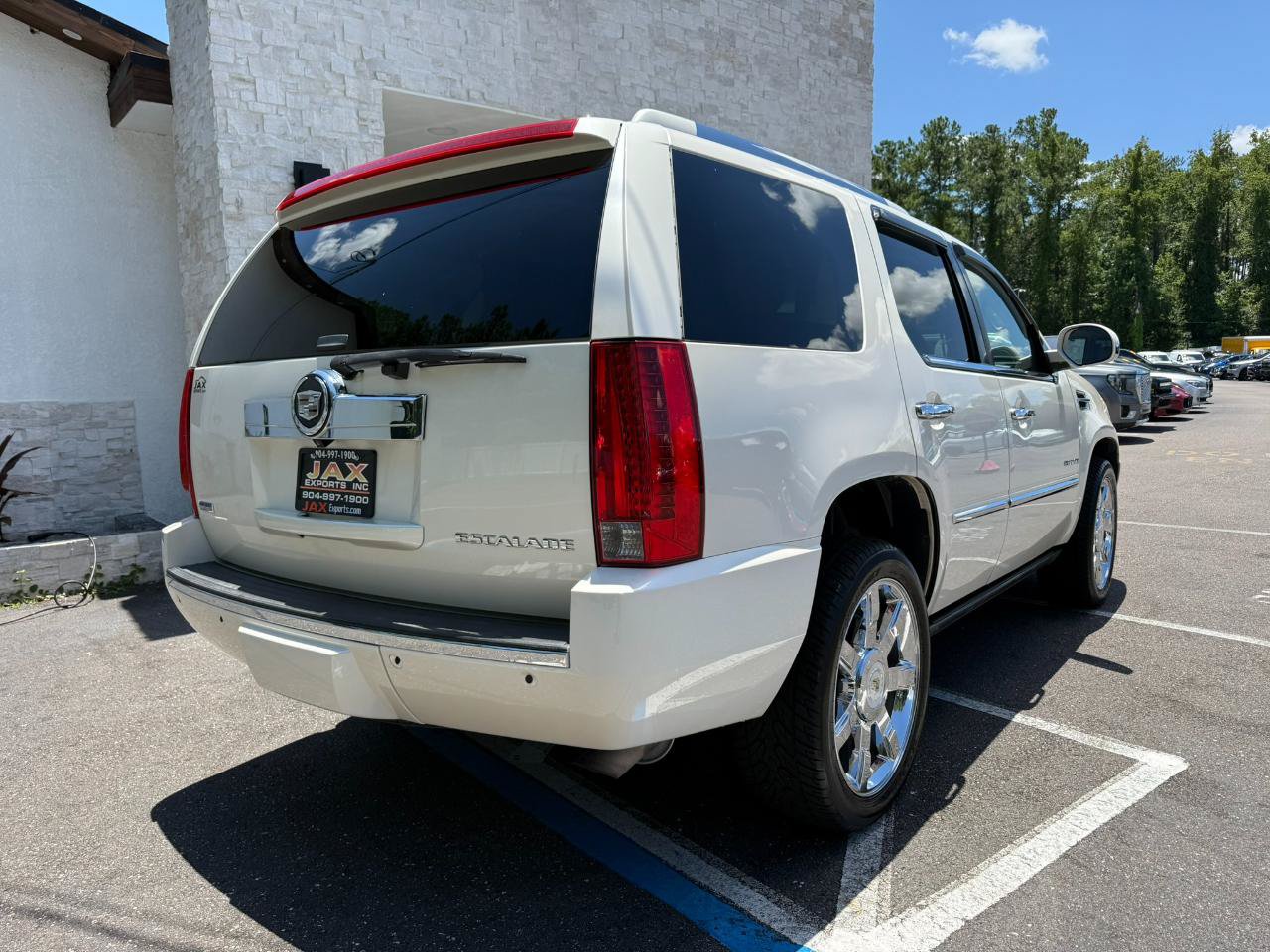 Used 2011 Cadillac Escalade Premium AWD/4WD image 16