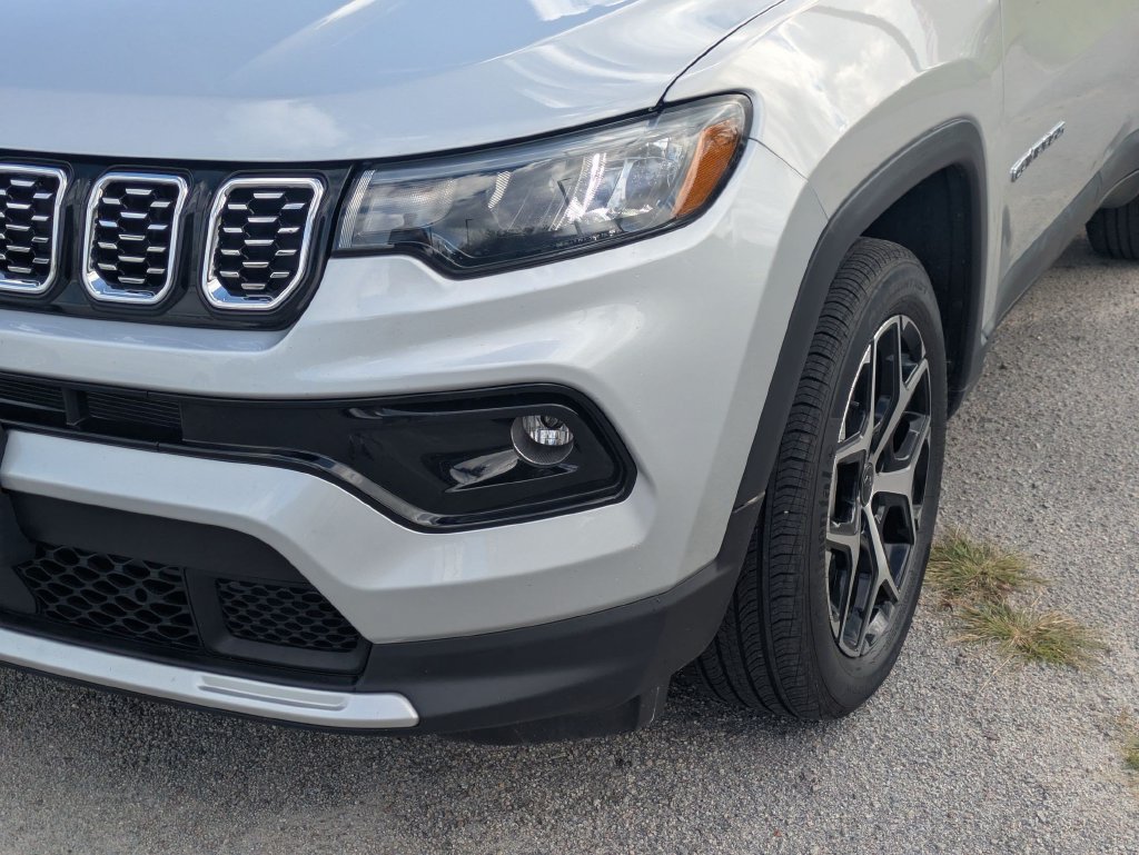 Used 2025 Jeep Compass Limited AWD/4WD image 9