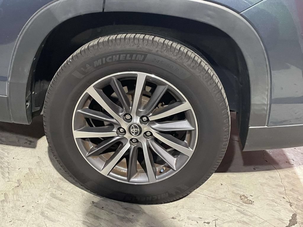 Used 2019 Toyota Highlander XLE FWD image 6