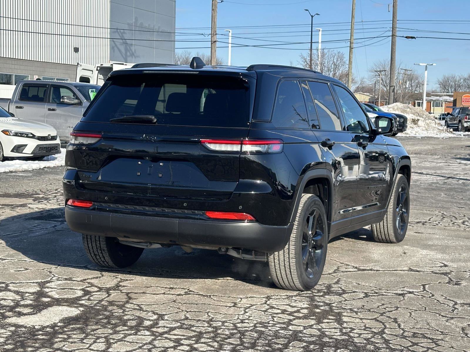 Used 2024 Jeep Grand Cherokee Altitude image 4