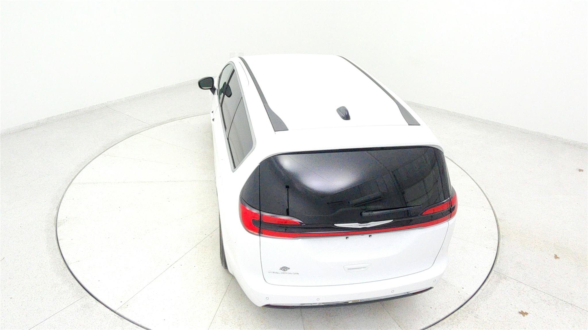 Used 2024 Chrysler Pacifica Touring-L FWD image 38