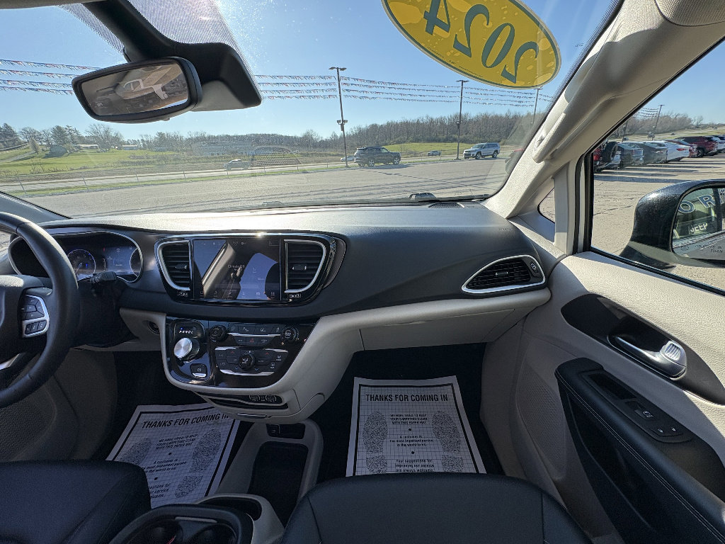 Used 2024 Chrysler Pacifica Touring-L image 23