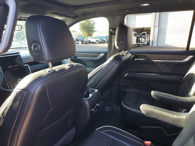 Used 2025 GMC Acadia Denali w/ Super Cruise Package FWD image 9