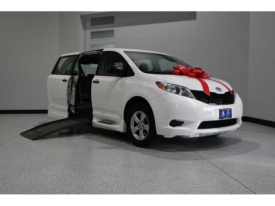 Used 2015 Toyota Sienna L FWD image 2