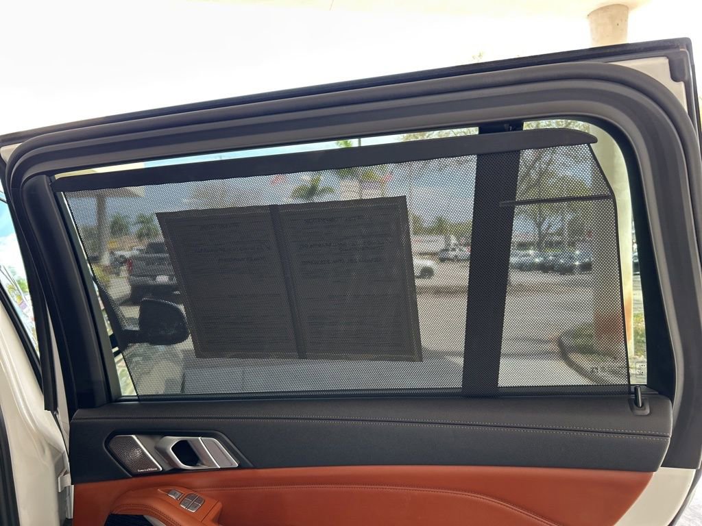 Used 2022 BMW X7 M50i image 34