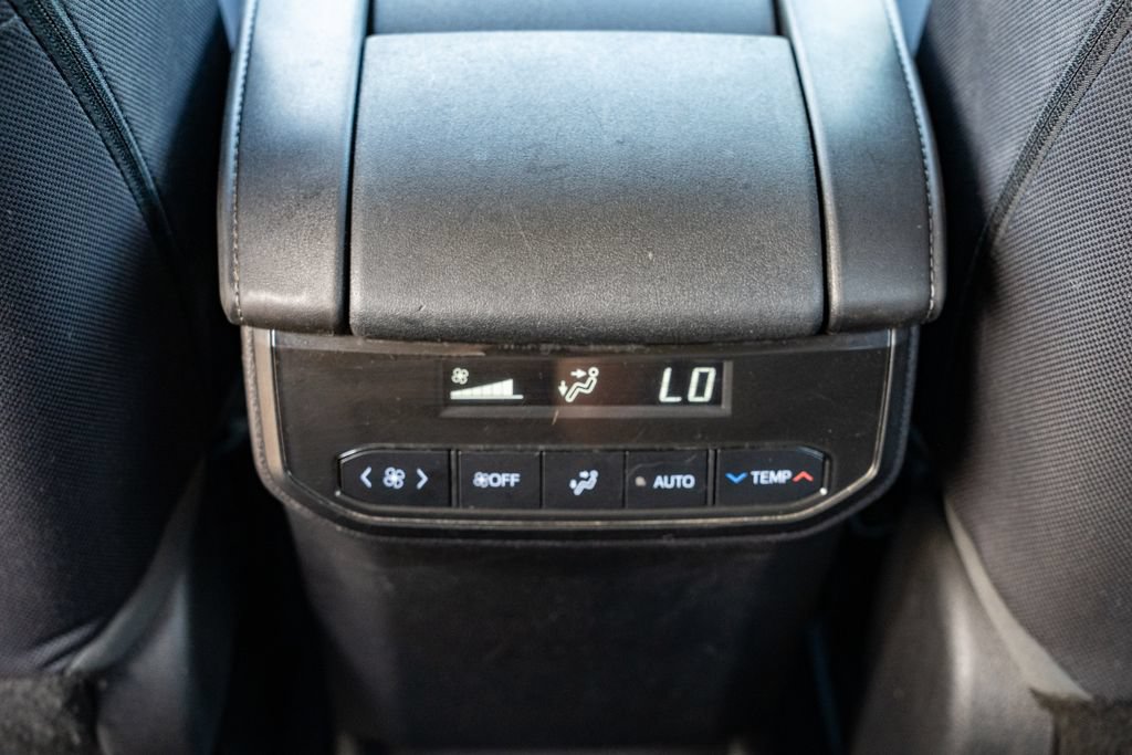 Used 2020 Toyota Highlander LE AWD/4WD image 9