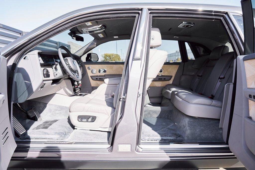 Used 2025 Rolls-Royce Phantom Sedan RWD image 33