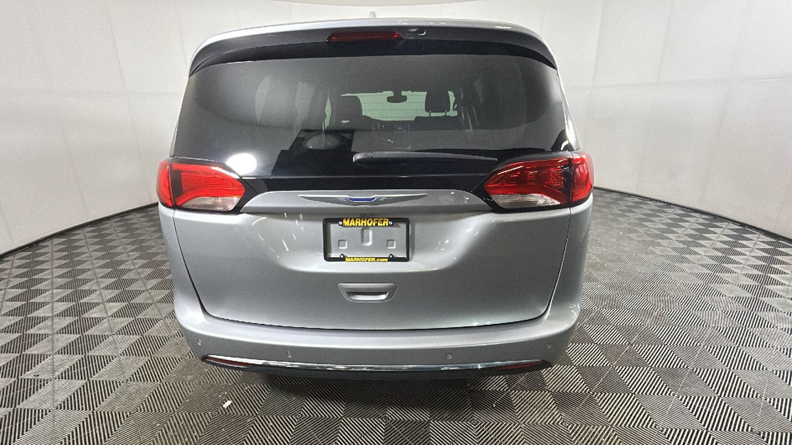 Used 2018 Chrysler Pacifica Touring-L FWD video 4