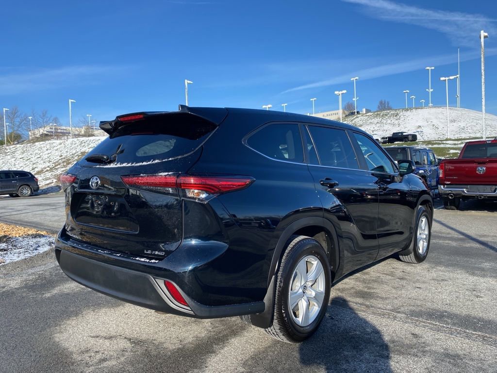 Used 2023 Toyota Highlander LE image 3