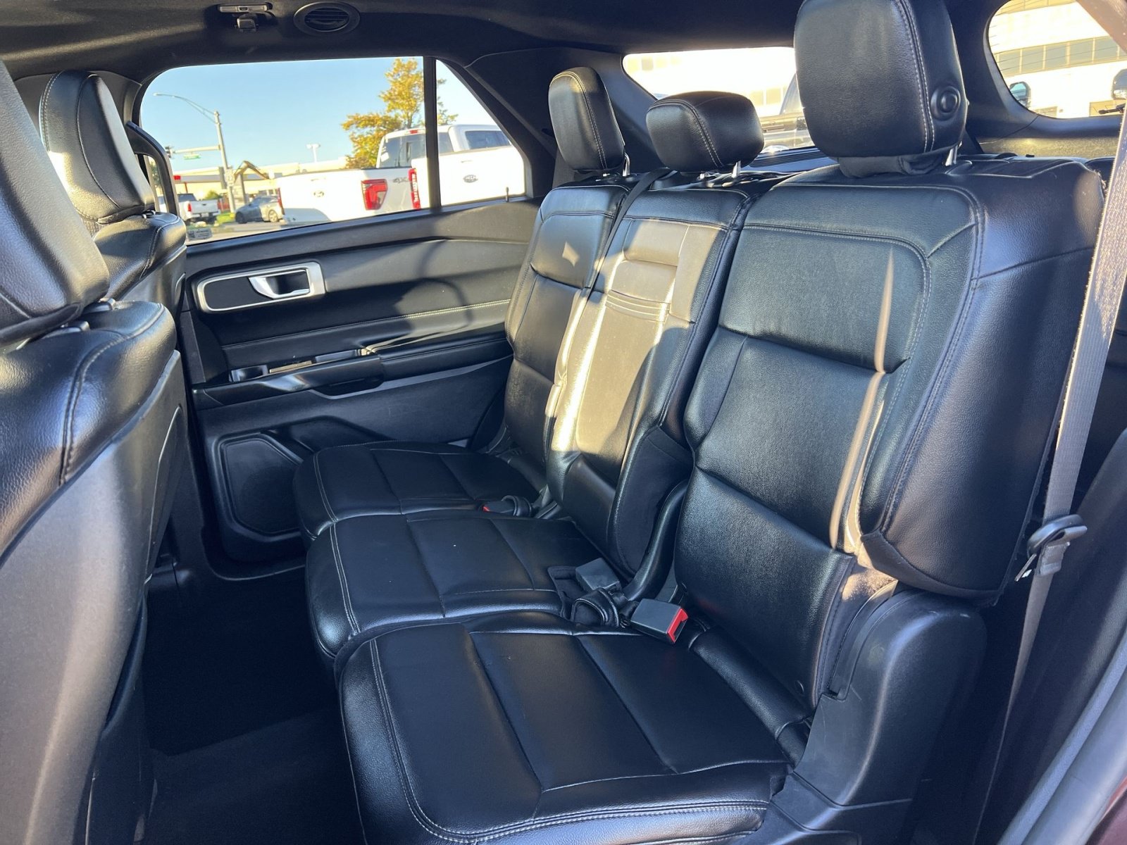 Used 2020 Ford Explorer XLT w/ Equipment Group 202A AWD/4WD image 33