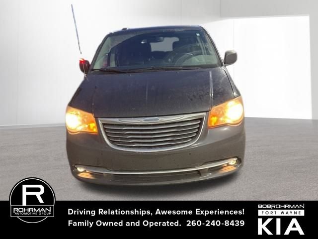 Used 2013 Chrysler Town & Country Touring image 9