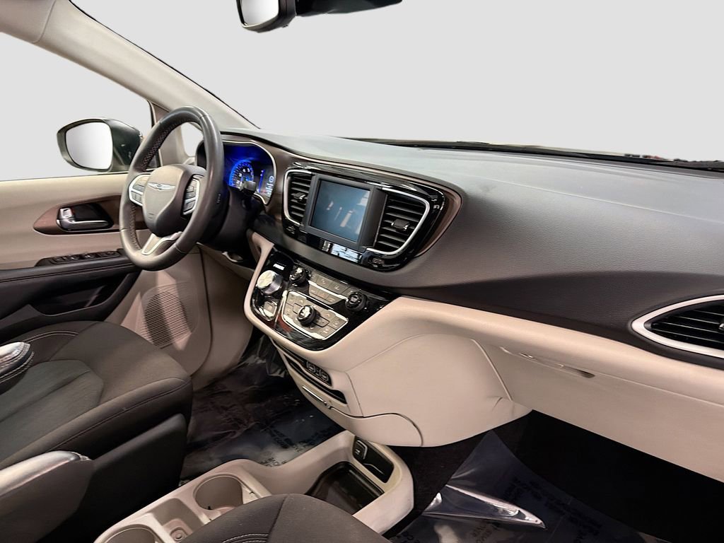Used 2023 Chrysler Voyager LX image 28