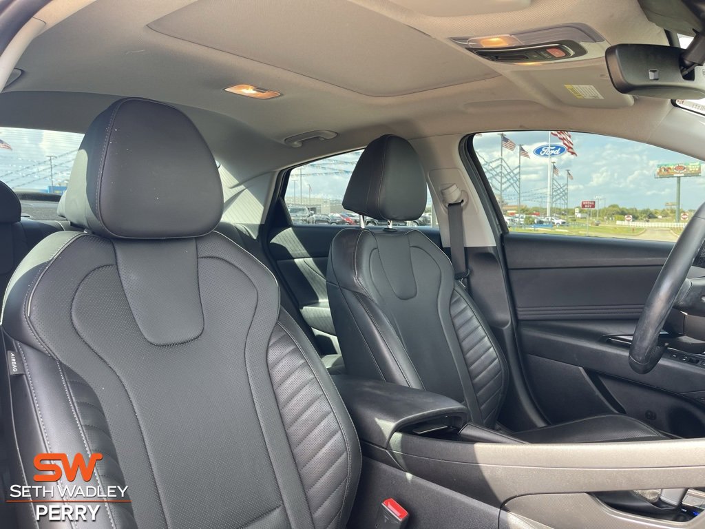 Used 2023 Hyundai Elantra Limited image 11