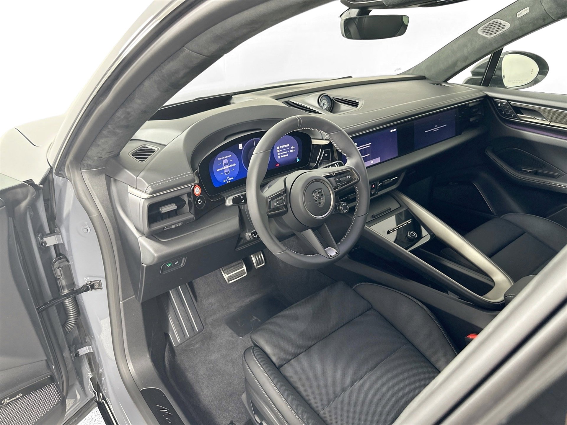 Certified 2025 Porsche Macan Turbo Electric image 4