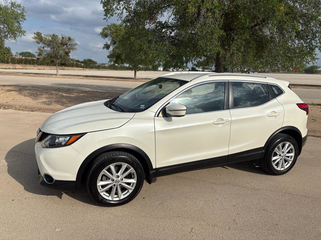 Used 2017 Nissan Rogue Sport SV w/ SV All-Weather Package AWD/4WD image 11