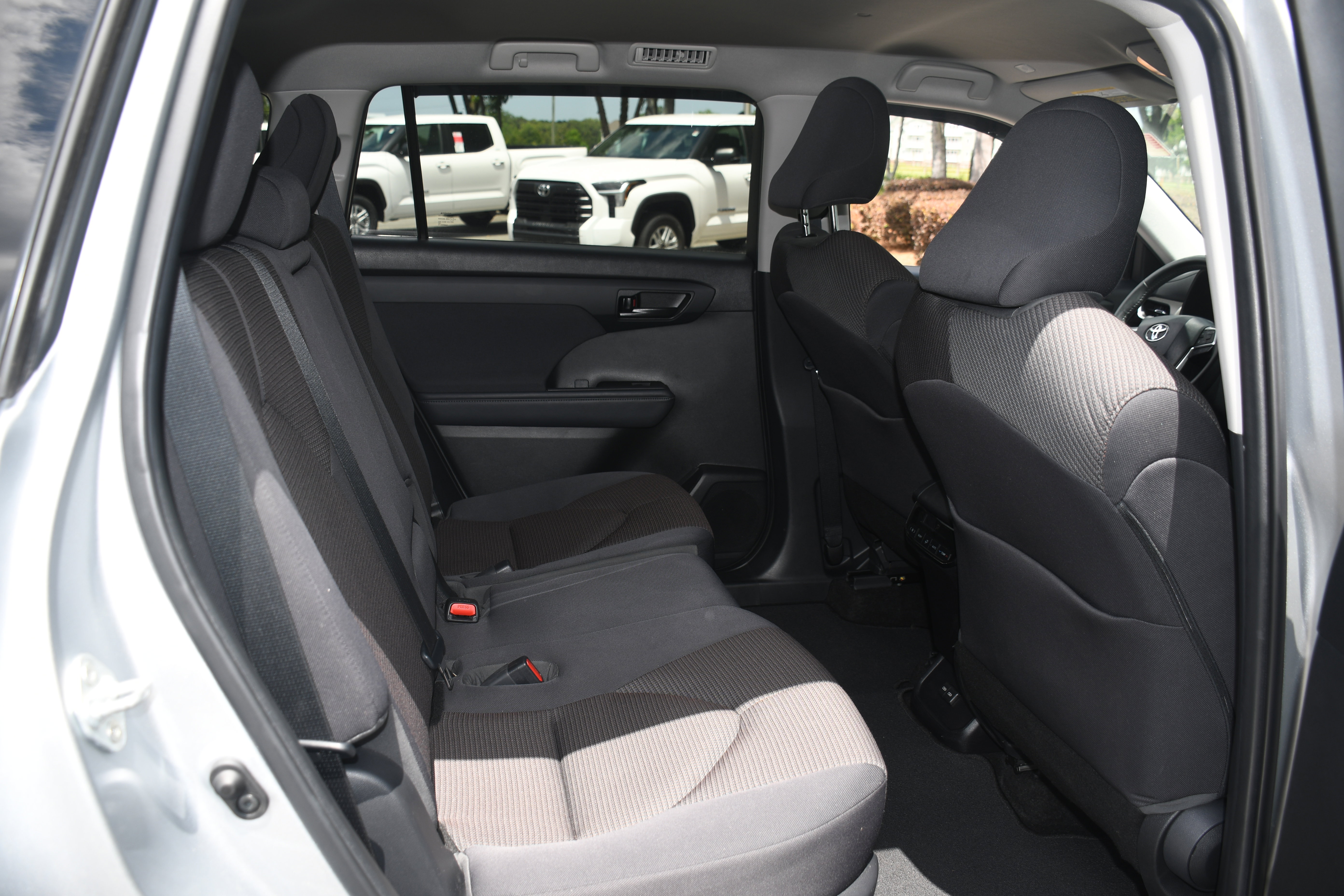 Used 2023 Toyota Highlander LE FWD image 17