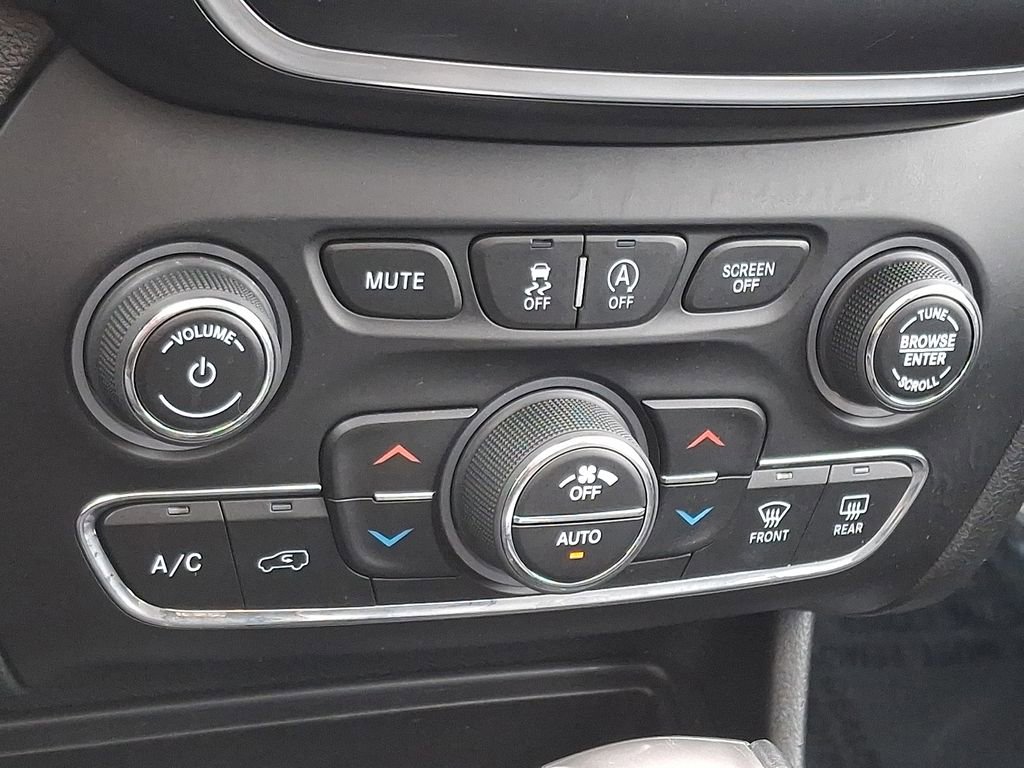 Used 2021 Jeep Cherokee Latitude Lux 80th Anniv w/ Quick Order Package 26U 80TH image 17