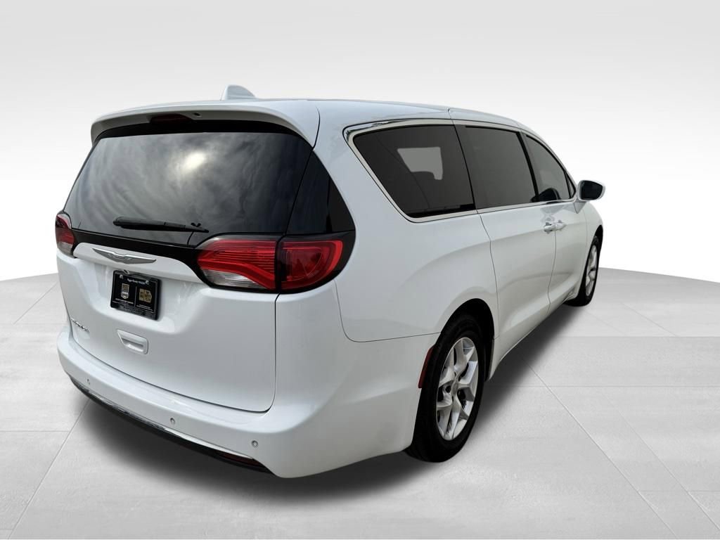 Used 2018 Chrysler Pacifica Touring Plus w/ Tire & Wheel Group FWD image 4
