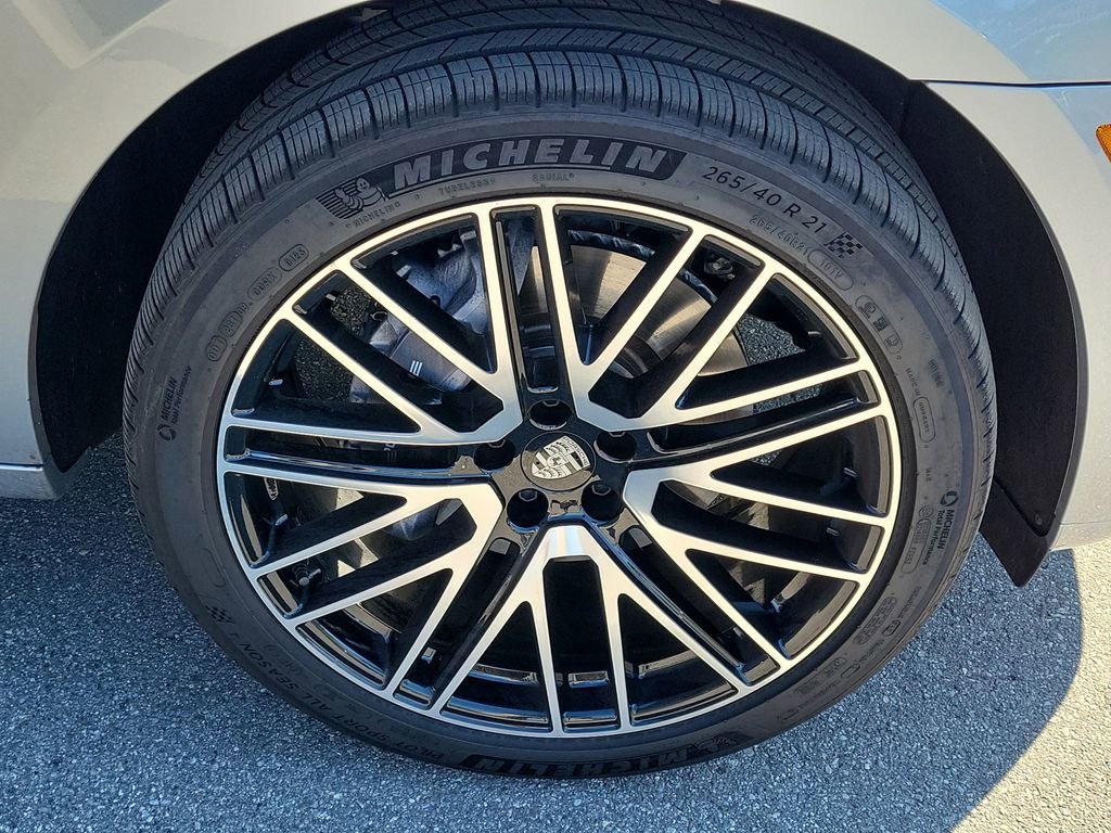 Certified 2025 Porsche Macan Turbo image 13