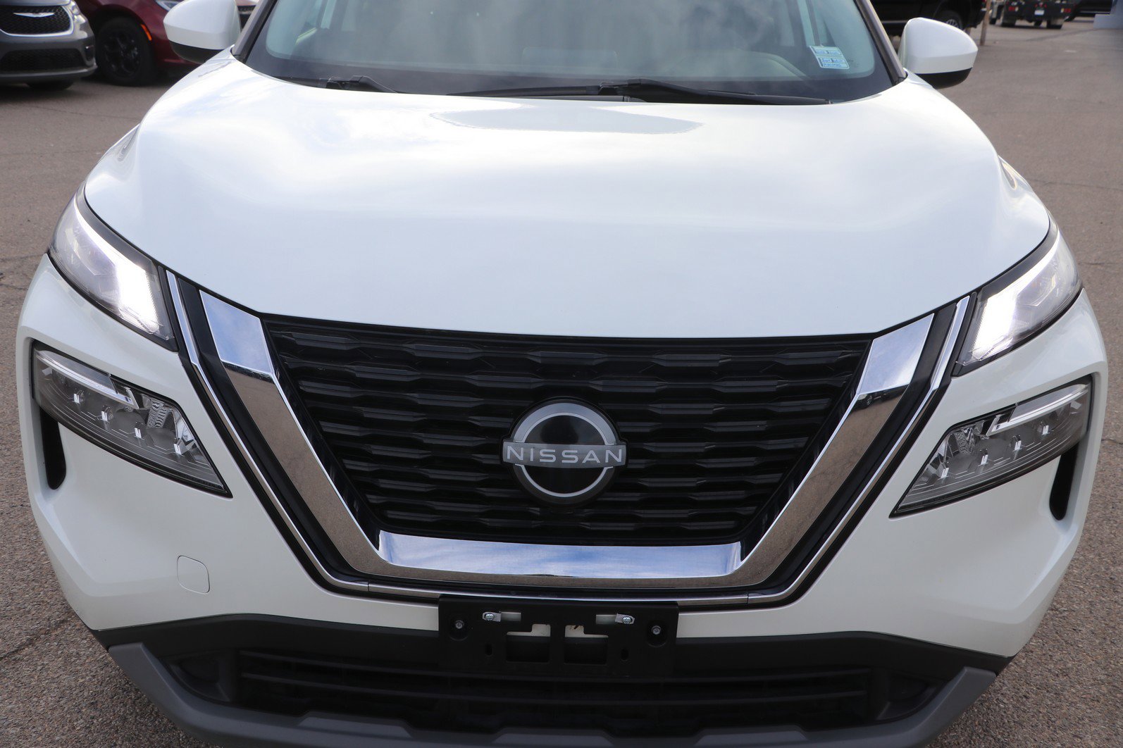 Used 2023 Nissan Rogue SV image 2