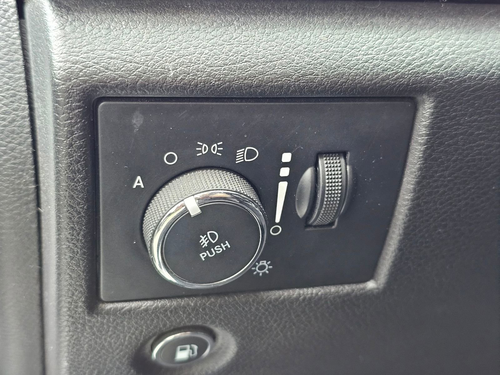 Used 2020 Jeep Grand Cherokee Limited w/ Luxury Group II image 17