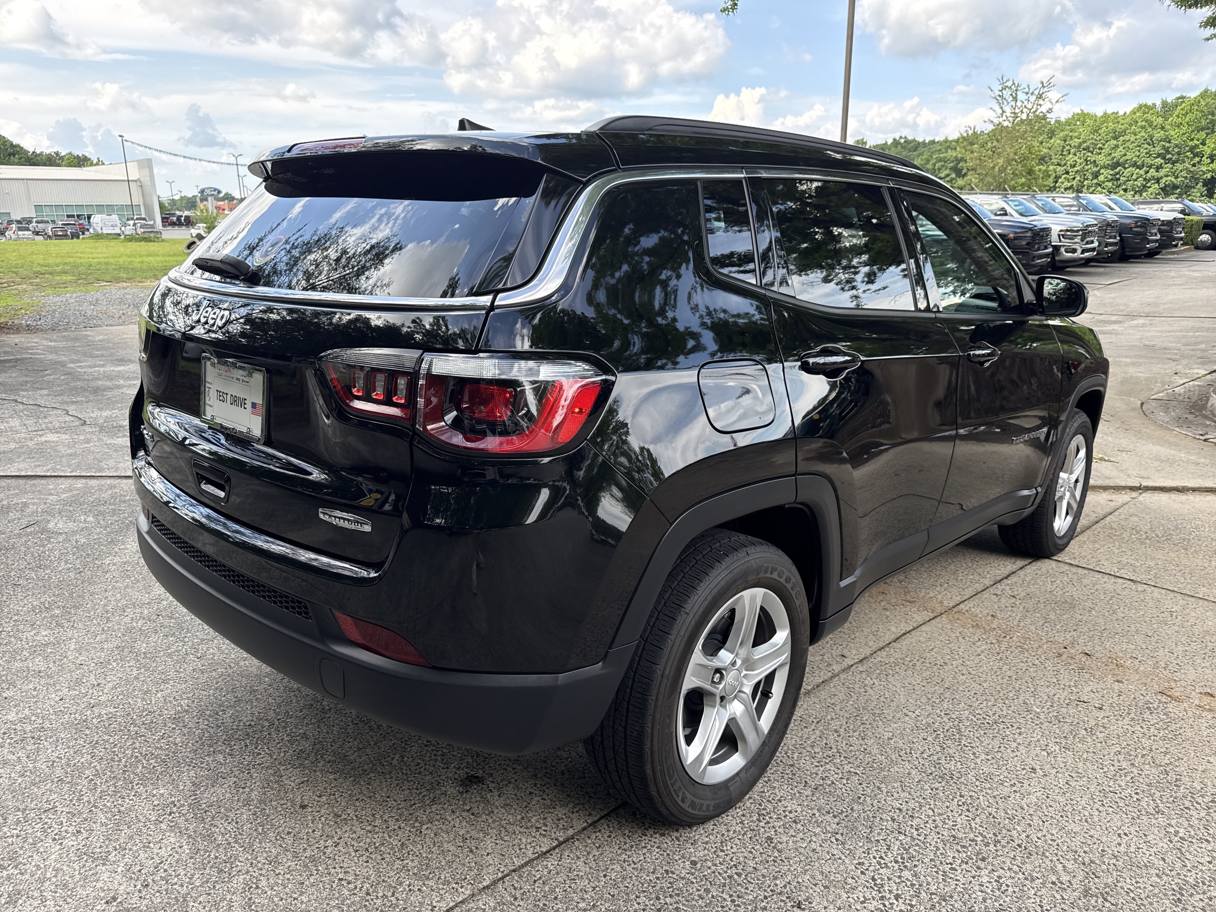 Used 2024 Jeep Compass Latitude AWD/4WD image 7