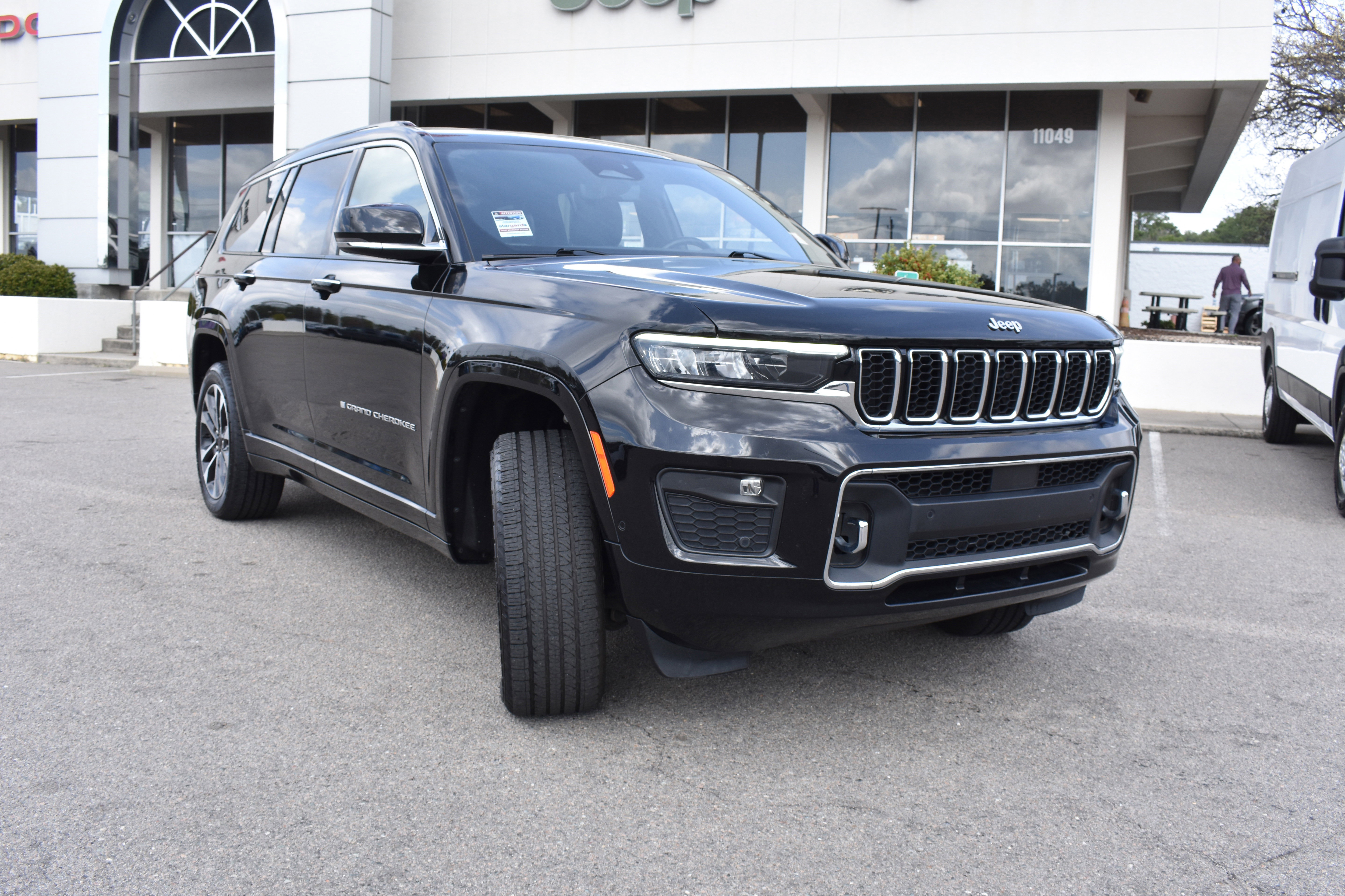 Used 2021 Jeep Grand Cherokee L Overland w/ Luxury Tech Group IV image 3