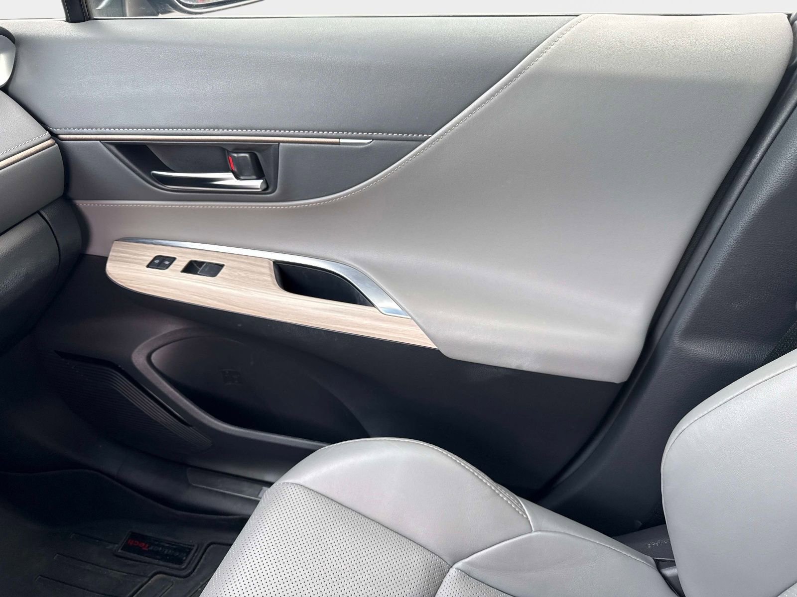 Used 2021 Toyota Venza Limited image 23