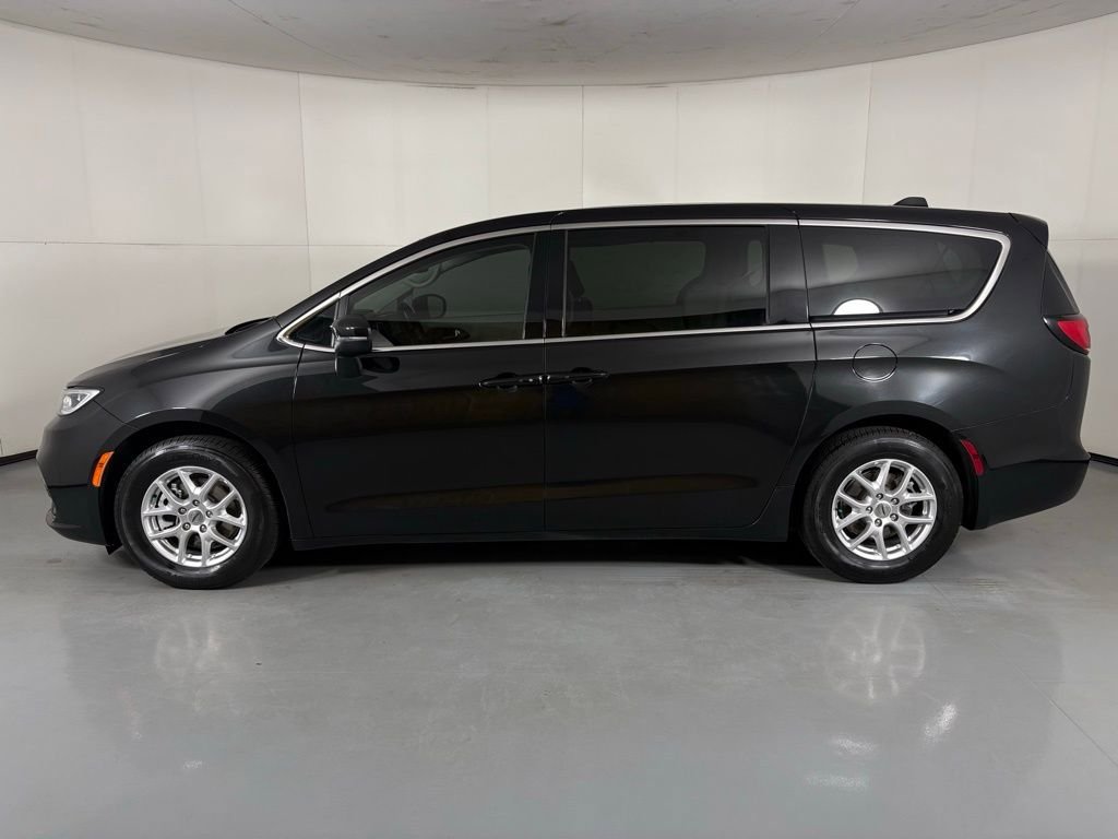 Used 2023 Chrysler Pacifica Touring-L image 5