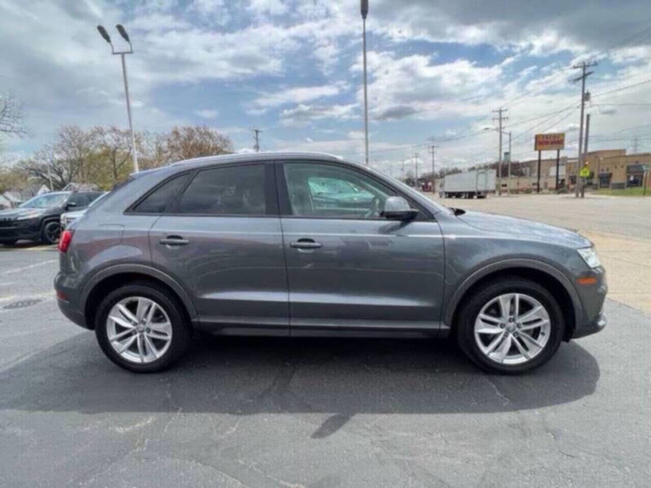 Used 2017 Audi Q3 2.0T Premium image 3