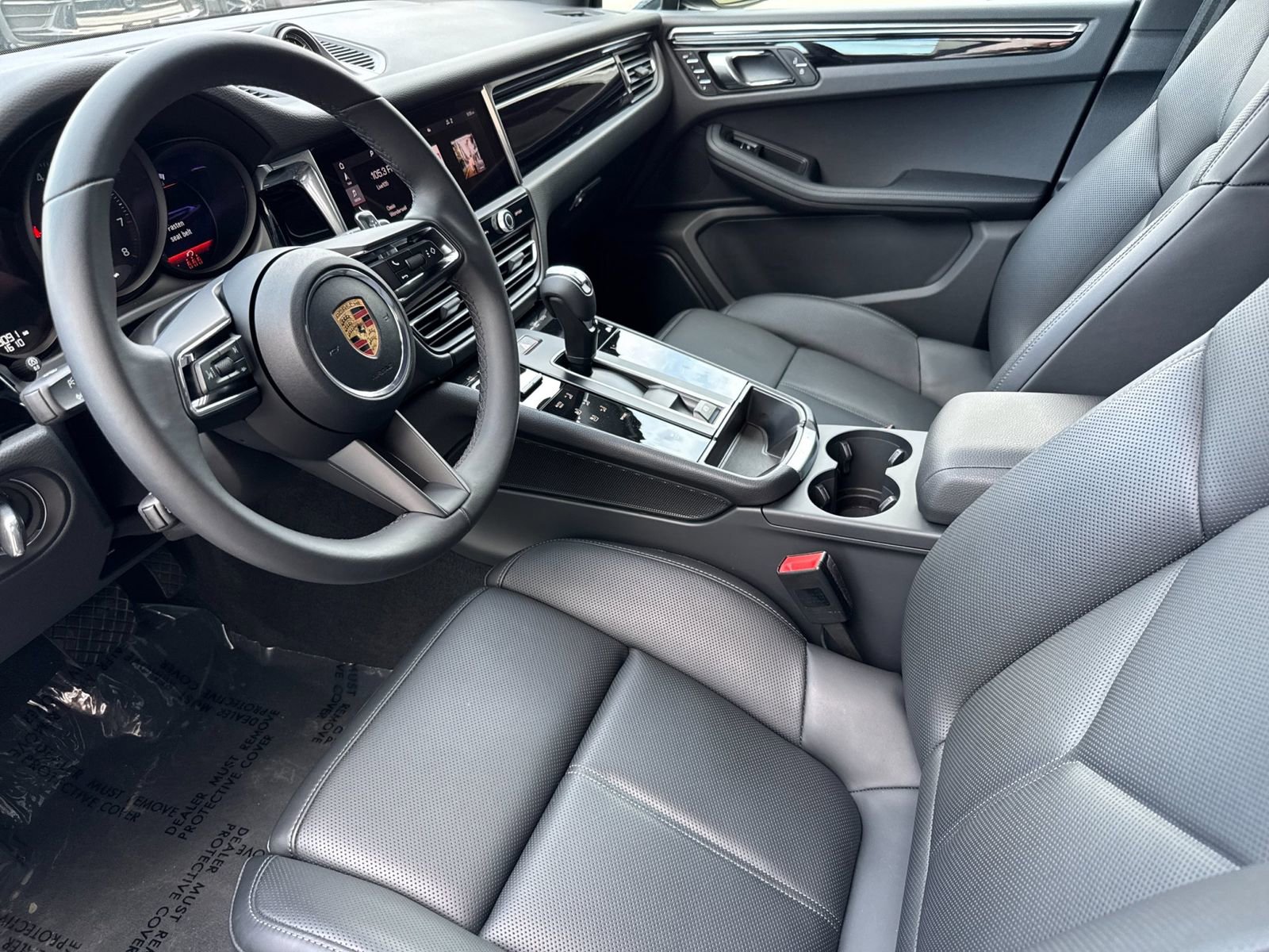 Certified 2026 Porsche Macan AWD/4WD image 4