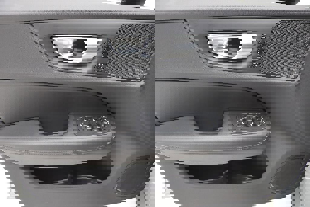 Used 2025 Volvo S60 B5 Core image 17