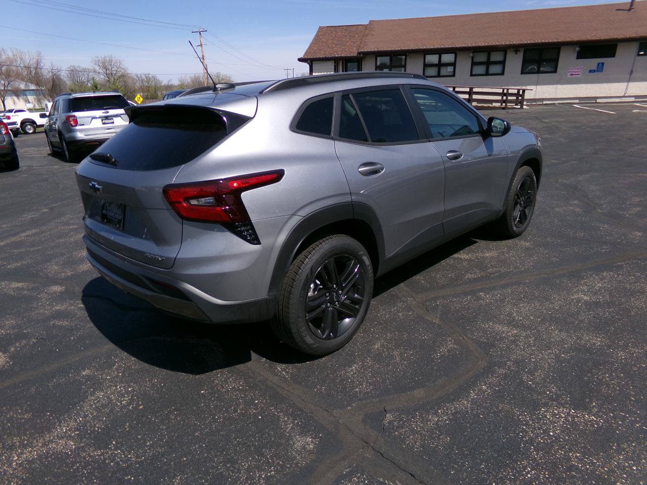 Used 2025 Chevrolet Trax ACTIV w/ Sunroof Package FWD image 3