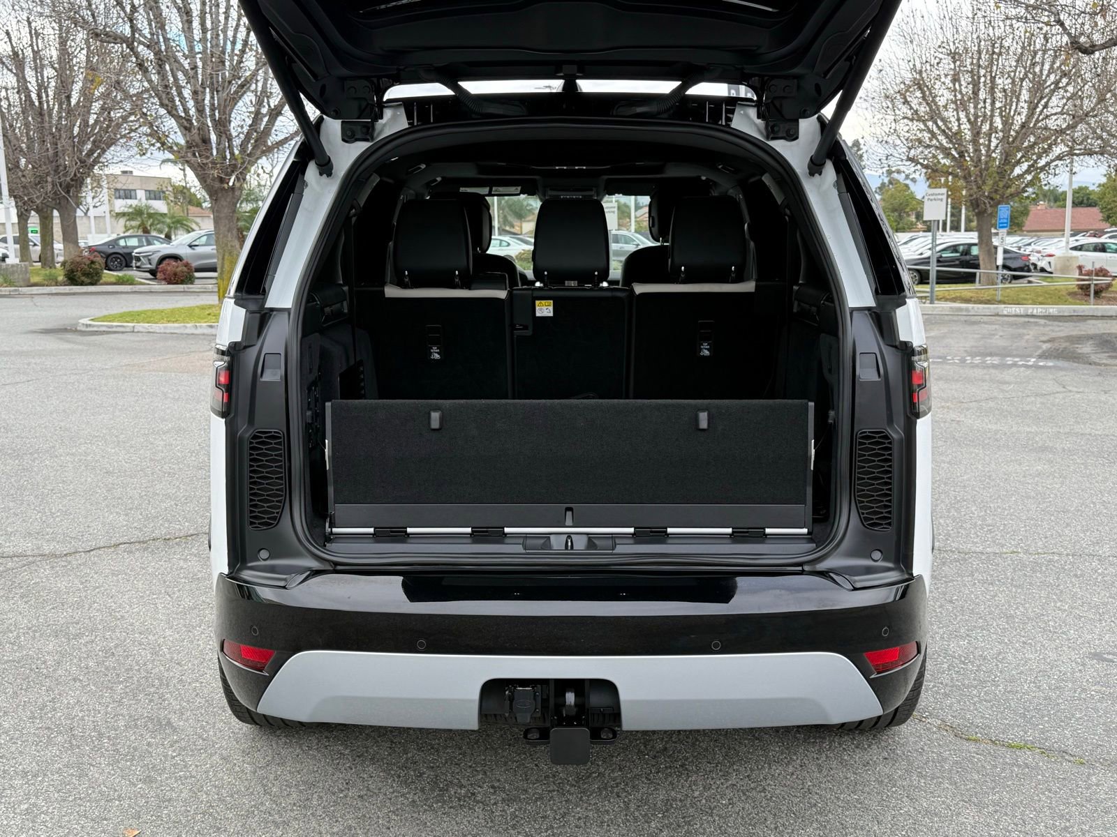 Used 2023 Land Rover Discovery Metropolitan Edition image 16