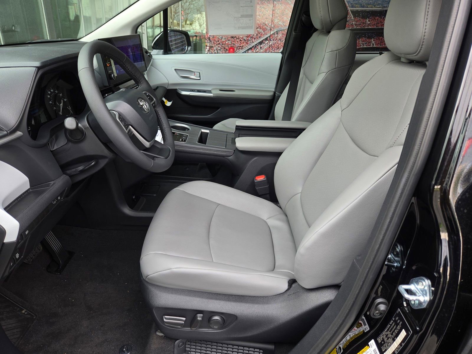 Used 2026 Toyota Sienna XLE image 15