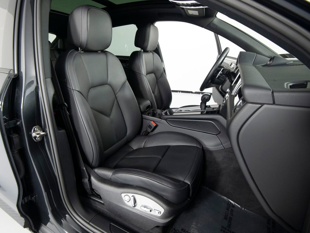 Certified 2025 Porsche Macan image 32