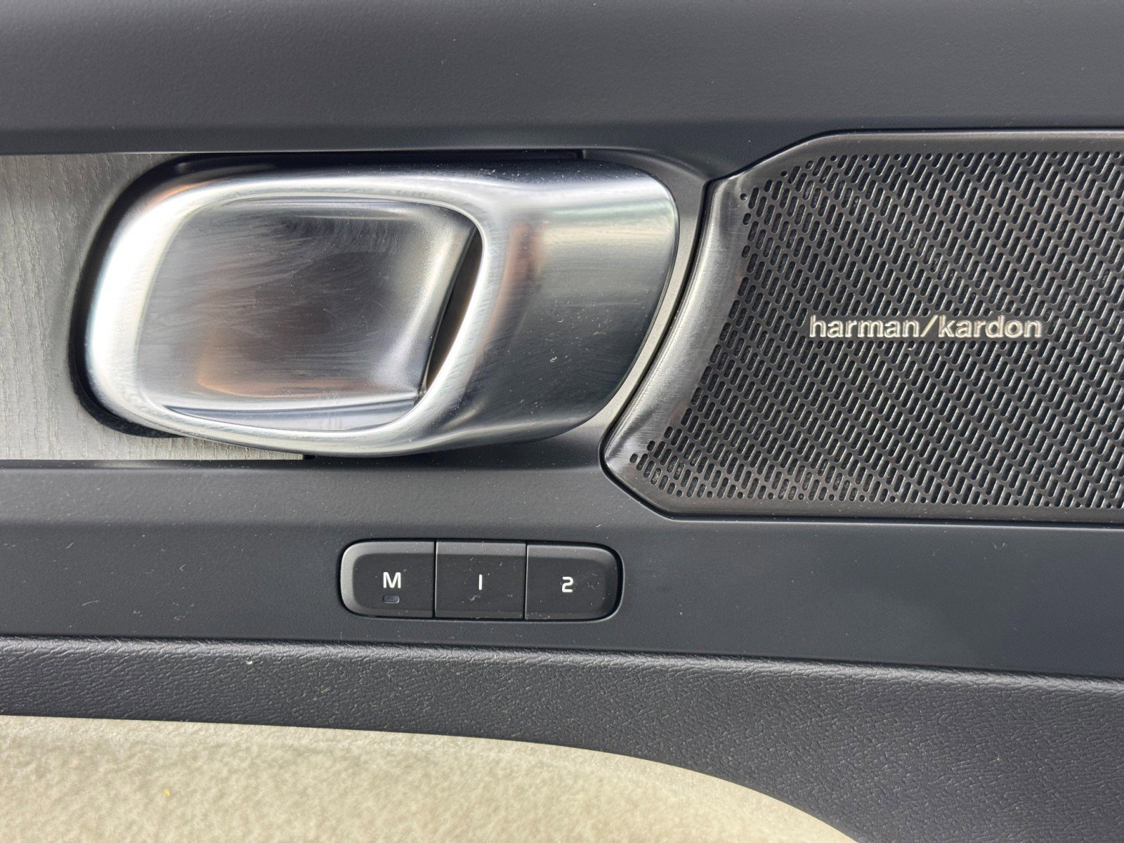 Used 2024 Volvo XC40 B5 Ultimate w/ Protection Package Premier image 18