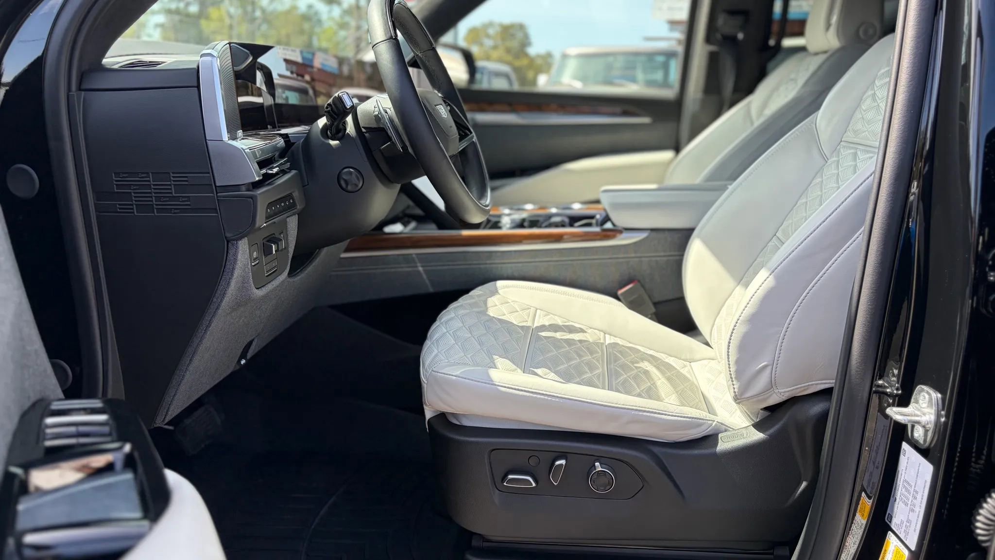 Used 2025 Cadillac Escalade Sport Platinum image 16