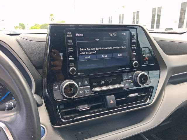 Used 2021 Toyota Highlander XLE FWD image 19