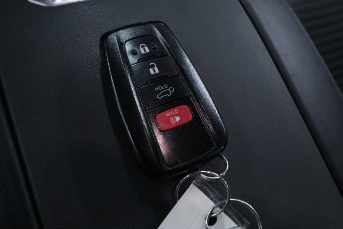 Used 2022 Toyota Highlander XSE FWD image 23