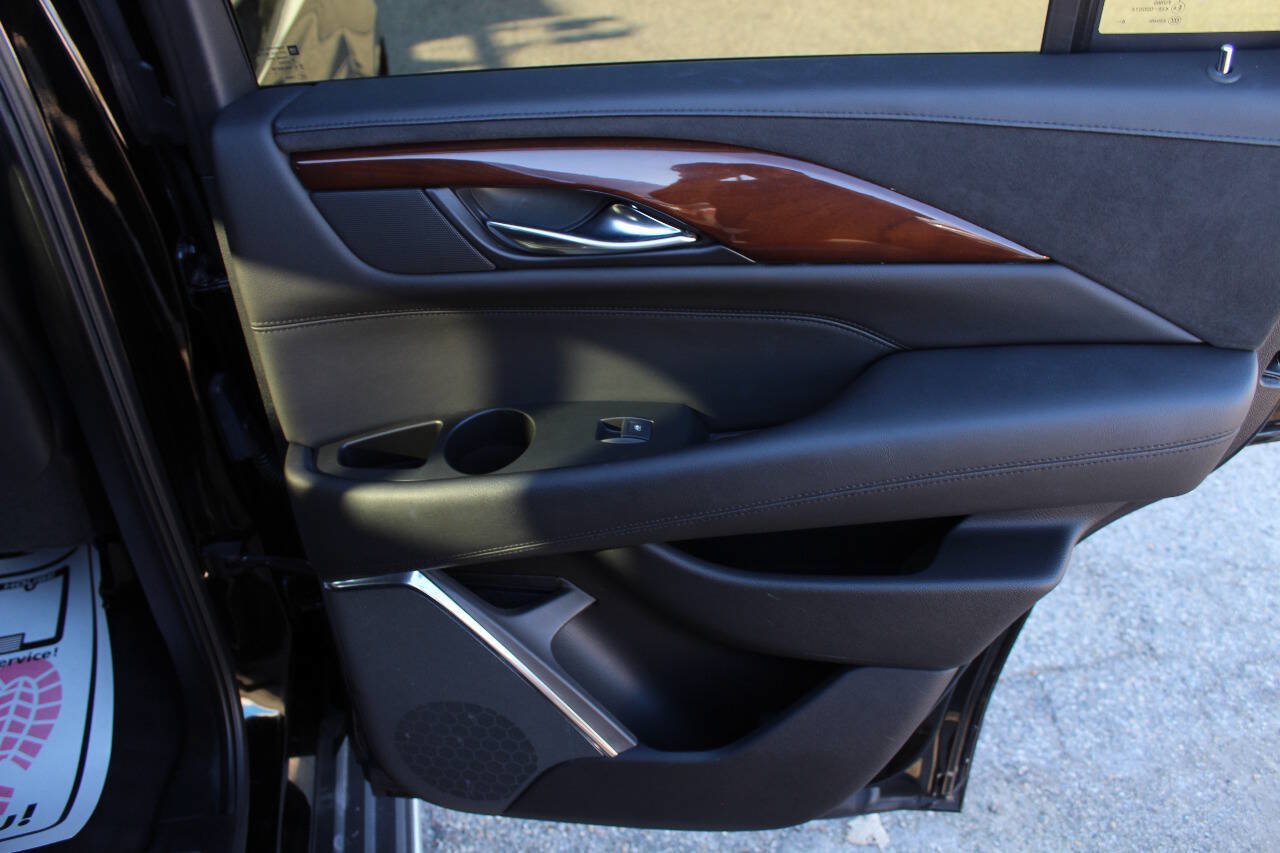 Used 2017 Cadillac Escalade Luxury AWD/4WD image 23