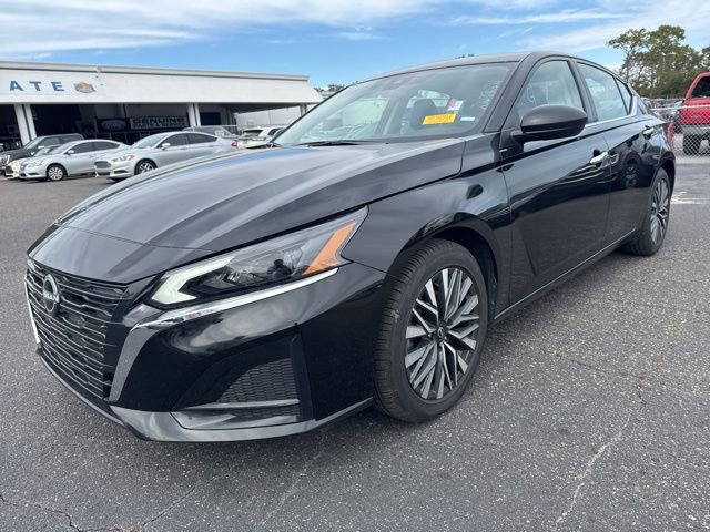 Used 2024 Nissan Altima 2.5 SV image 2
