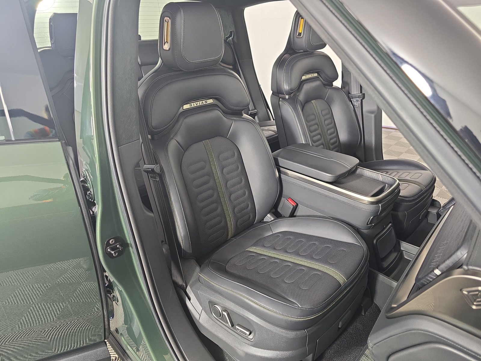 Used 2024 Rivian R1T Adventure Dual AWD/4WD image 23