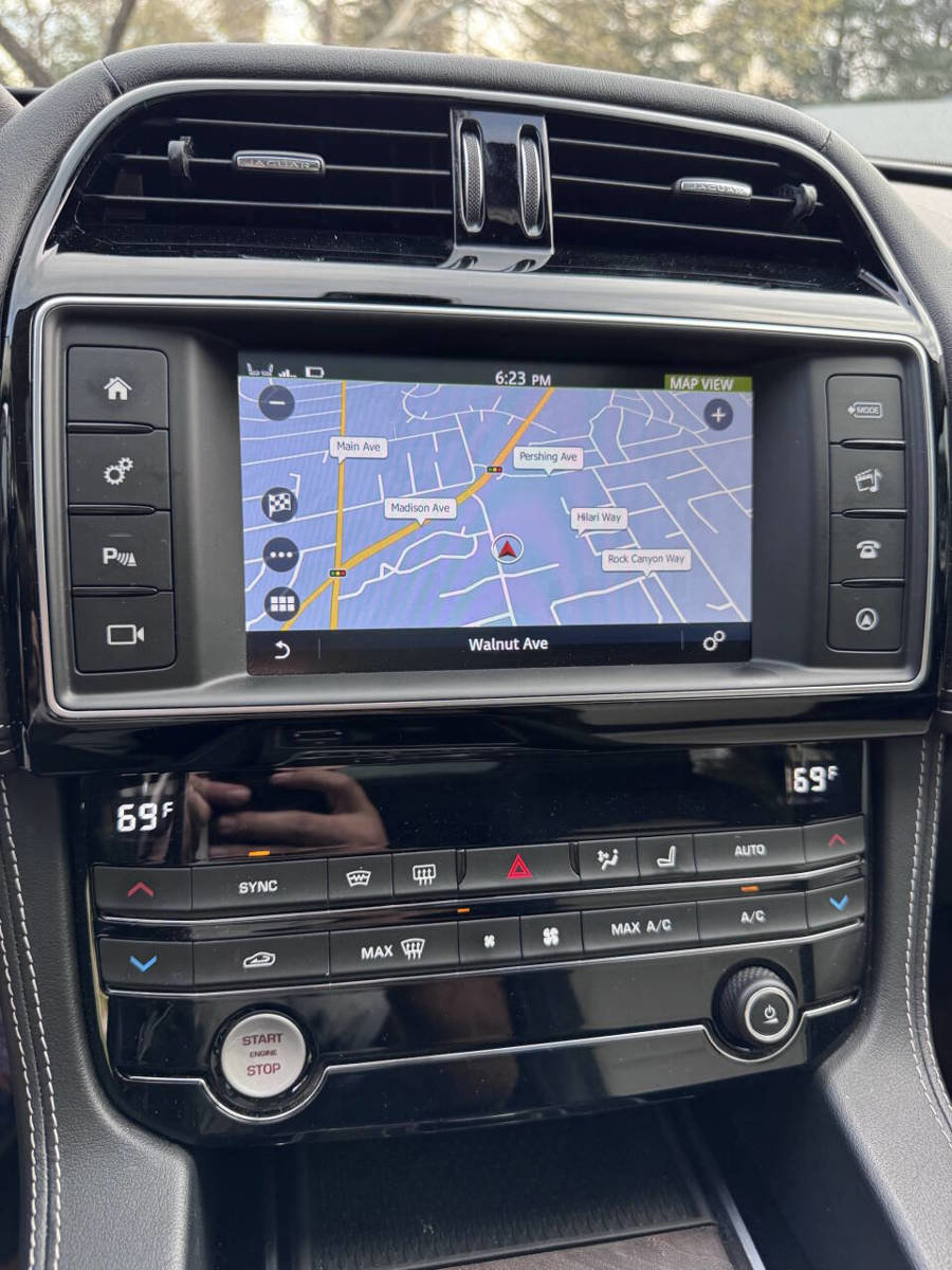 Used 2017 Jaguar F-PACE R-Sport image 18