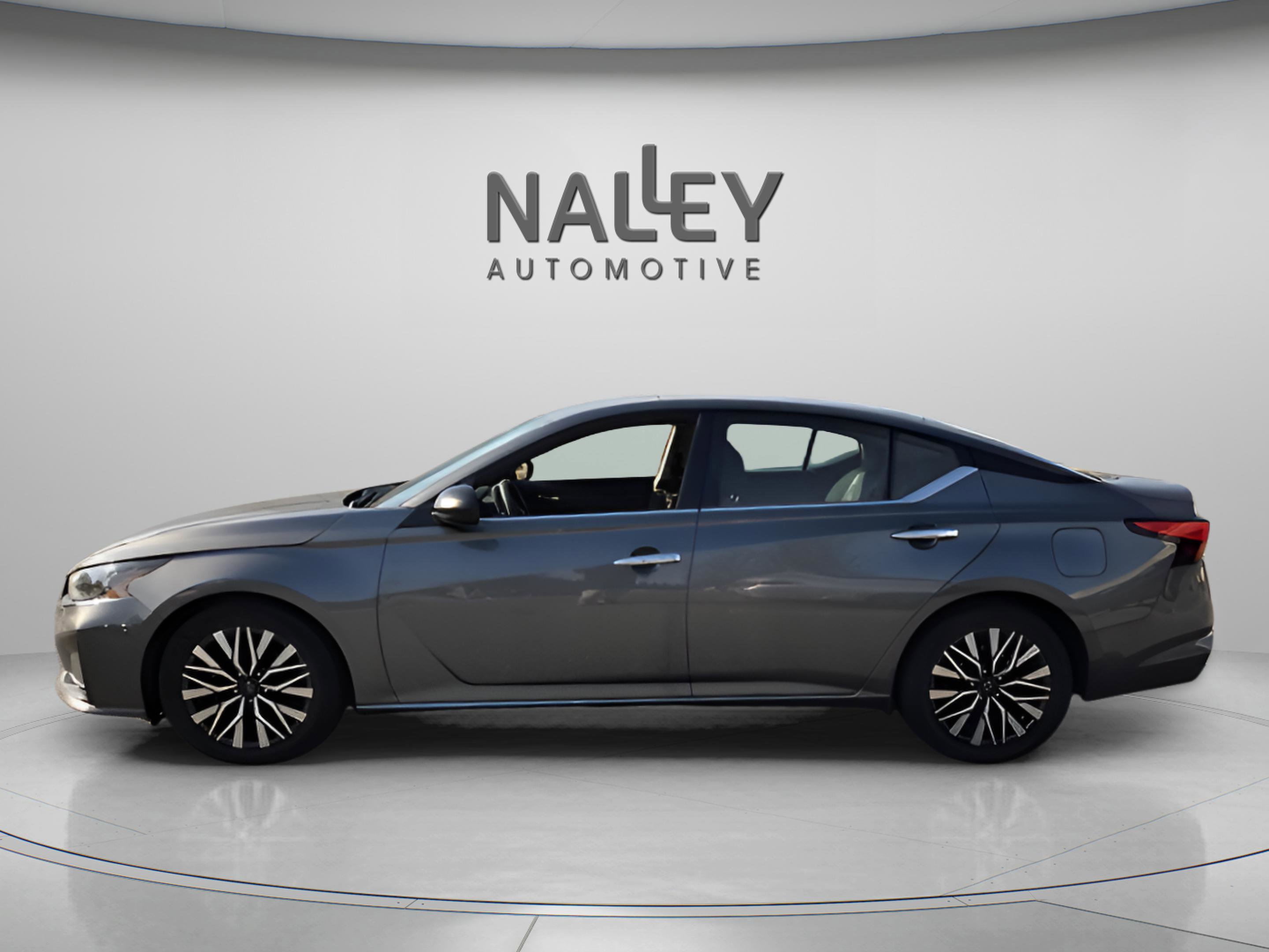 Used 2024 Nissan Altima 2.5 SV image 2