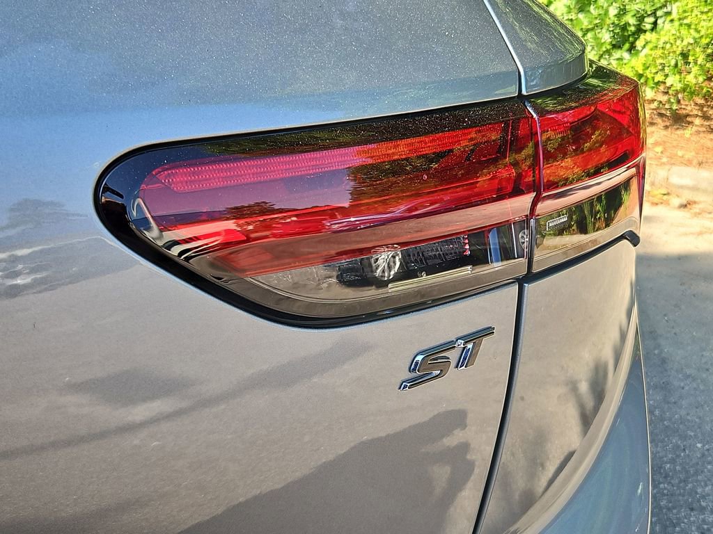 Used 2023 Buick Envision Essence w/ Sport Touring Package AWD/4WD image 32