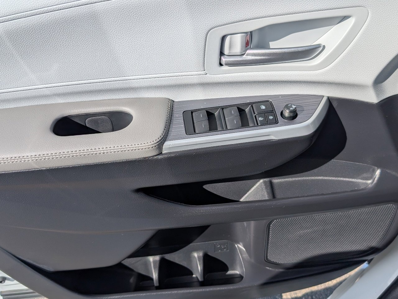 Used 2025 Toyota Sienna XLE w/ XLE Plus Package image 16