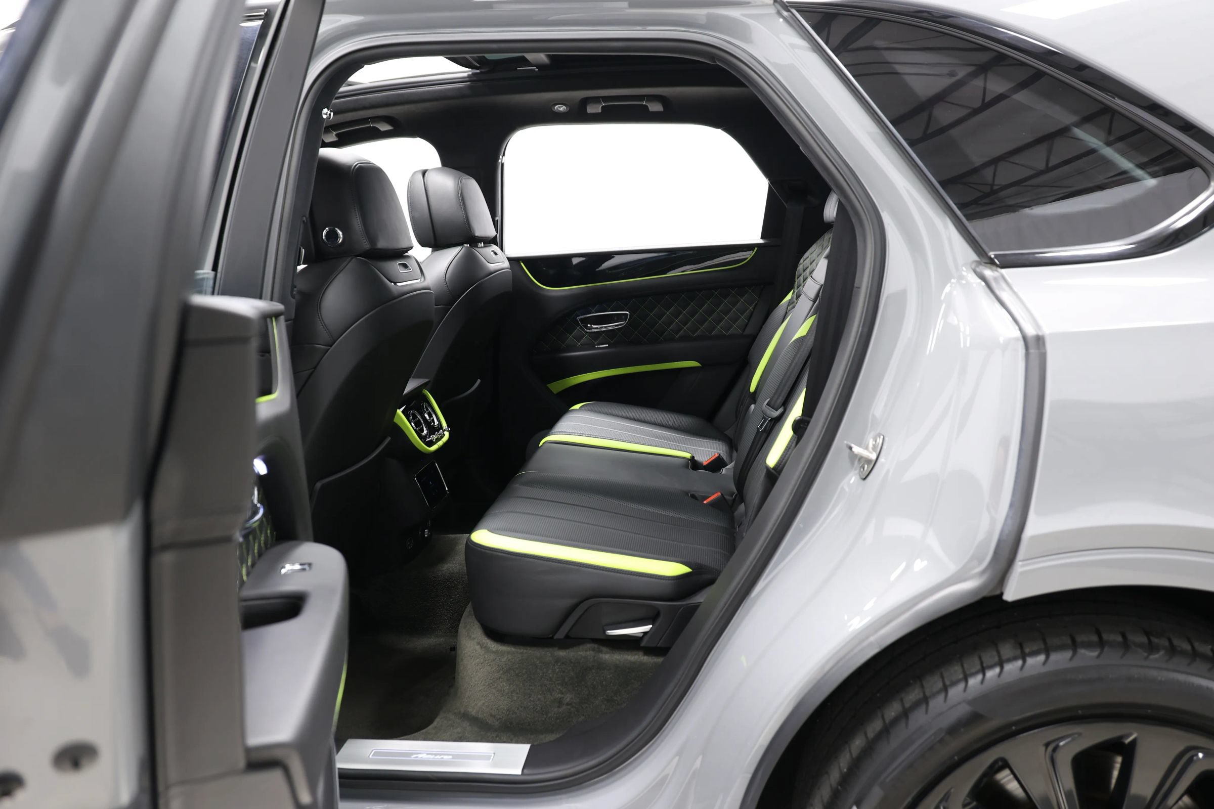 Used 2023 Bentley Bentayga AWD/4WD image 54