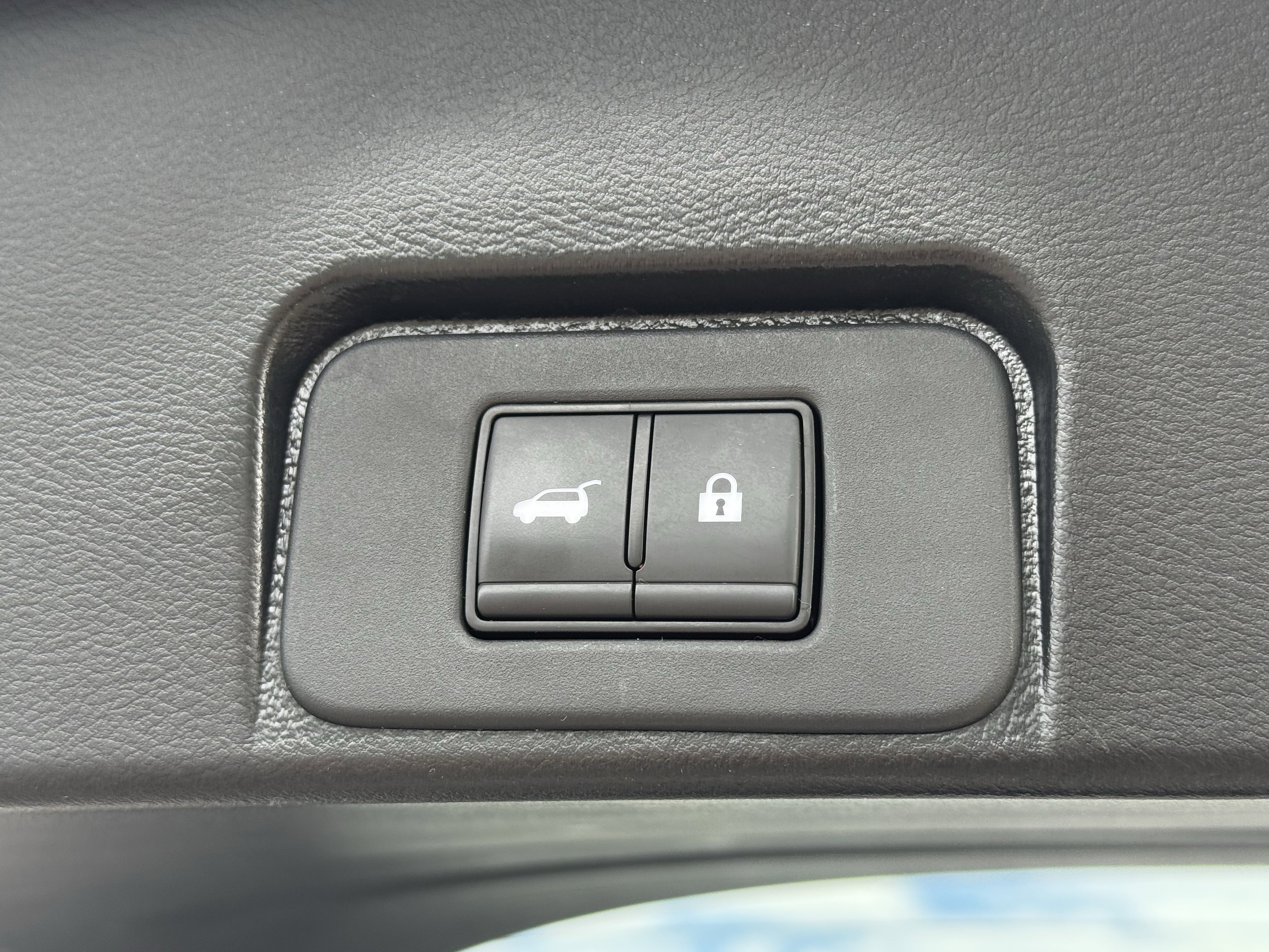 Used 2024 Nissan Rogue SV image 28