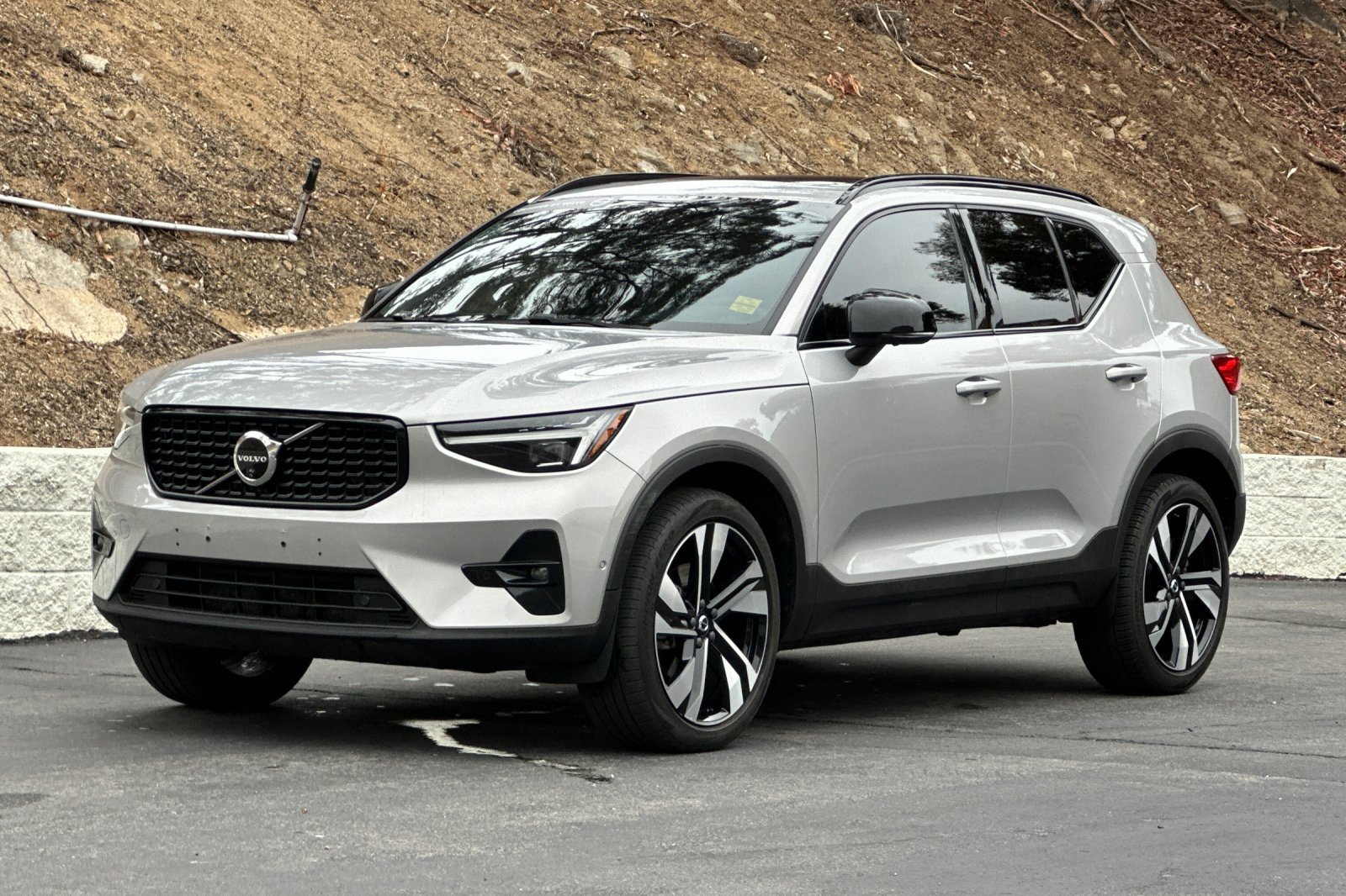 Certified 2024 Volvo XC40 B5 Plus w/ Climate Package AWD/4WD image 9